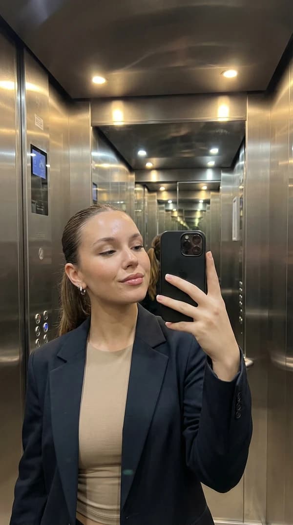 Sanal deneme öncesinde asansörde çekilmiş kişi fotoğrafı